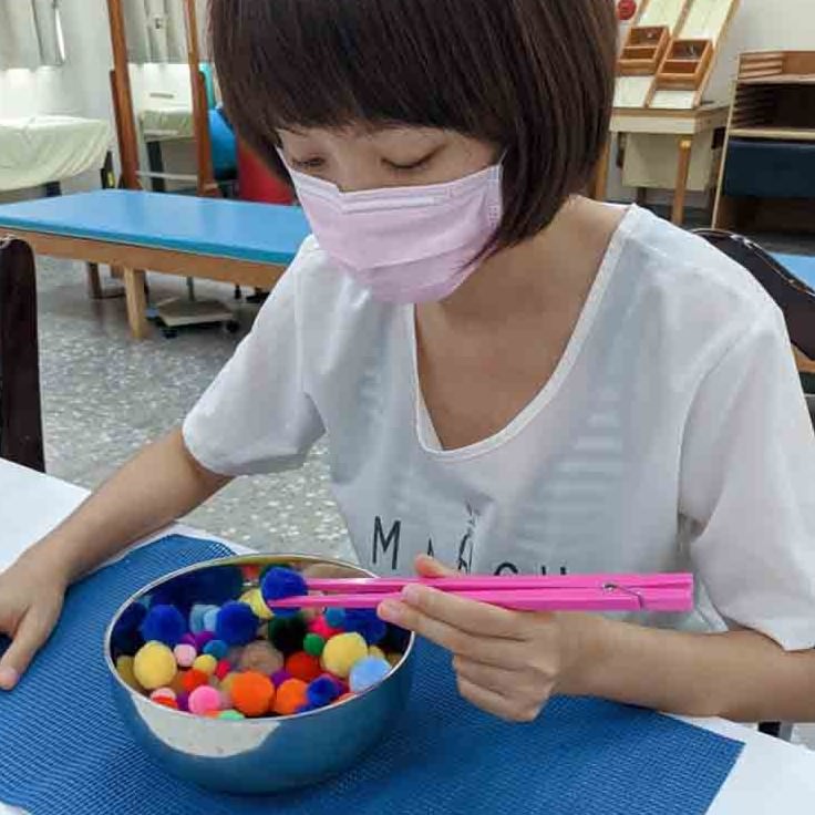 訓練患側手使用輔助筷，適合恢復「後期」的中風患者